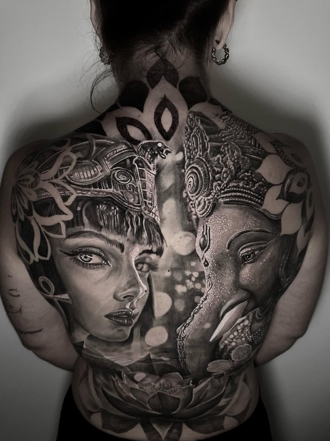 Tatuaje de espalda completa en realismo negro y gris realizado en Iguana Tattoo Studio