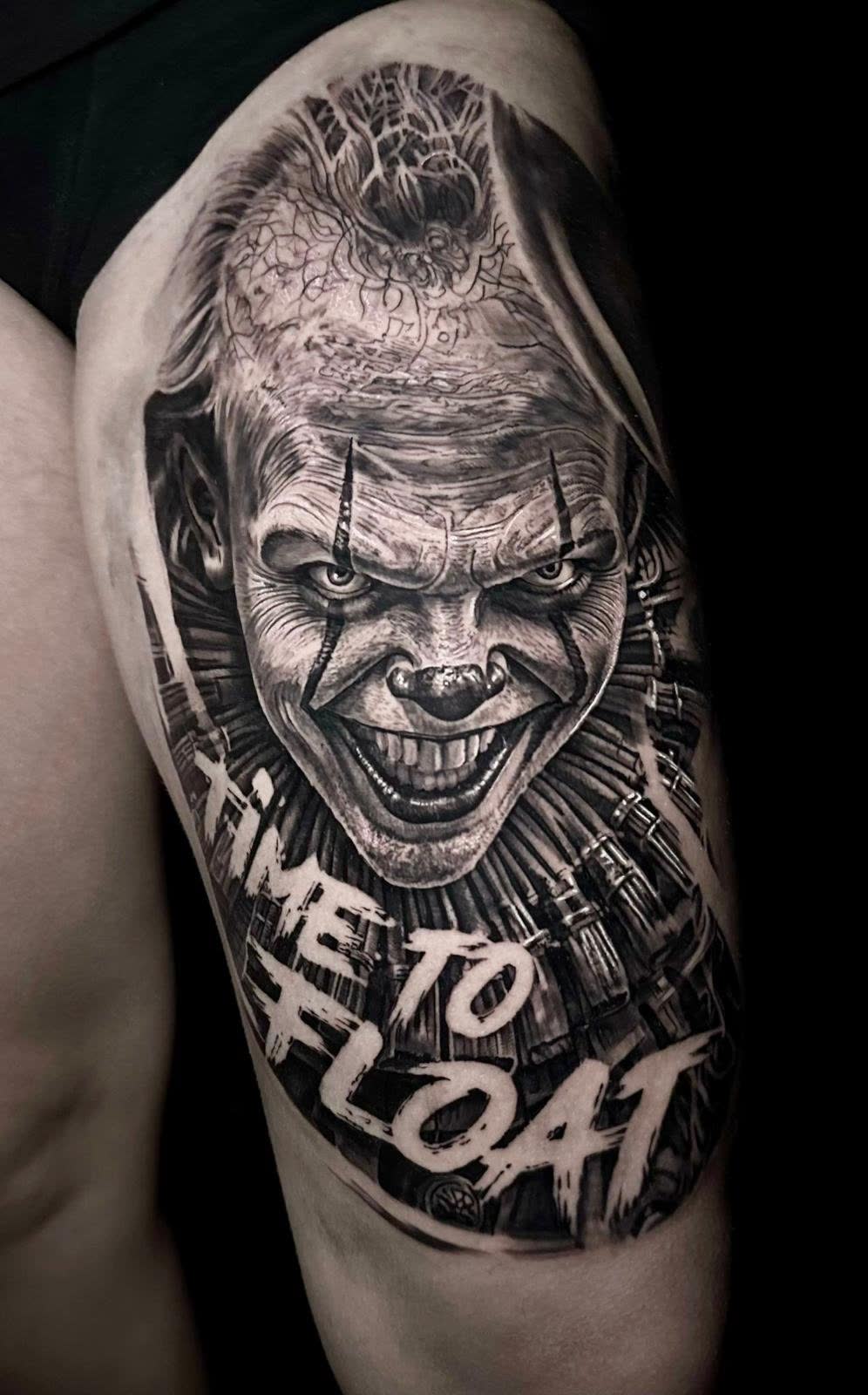 Tatuaje de retrato hiperrealista en el muslo, negro y gris, Iguana Tattoo Studio Tenerife