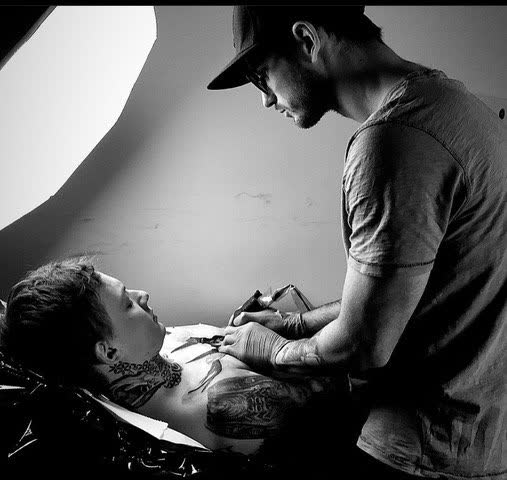 Chris, tatuador especialista en híper realismo negro y gris