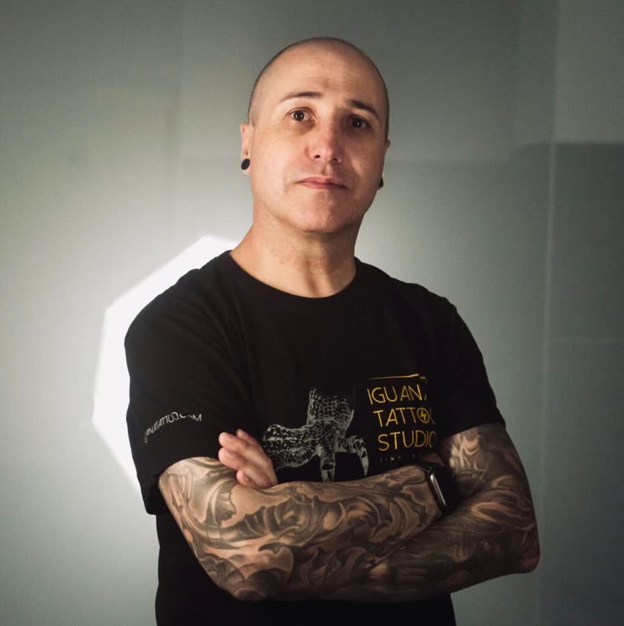 Luis, tatuador, piercer y técnico láser