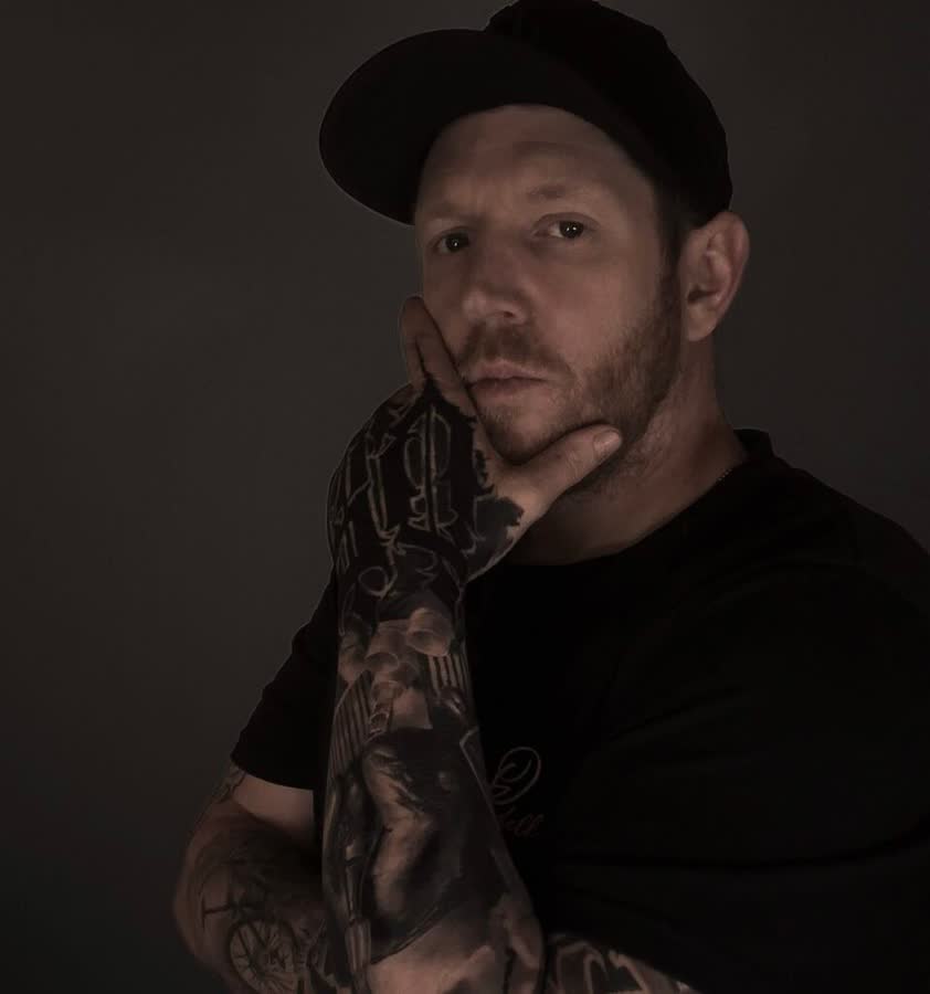 Oliver, tatuador especialista en realismo negro y gris