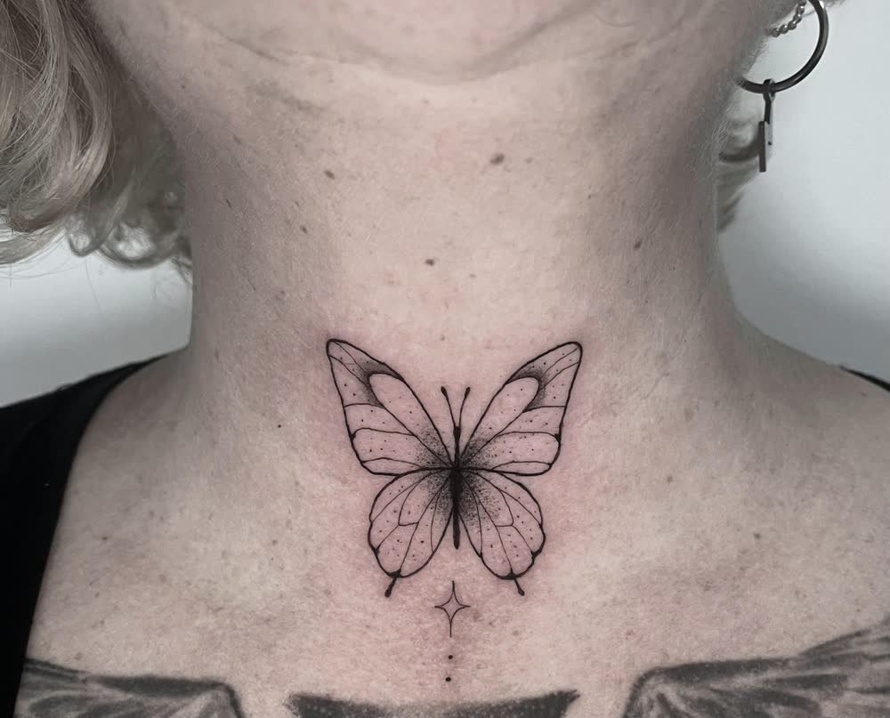Tatuaje de micro realismo de línea fina de Anatael, Iguana Tattoo Studio