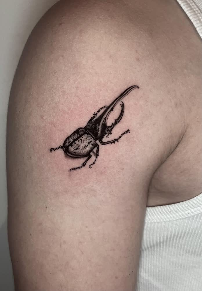 Tatuaje de micro realismo y línea fina realizado por Anatael en Iguana Tattoo Studio