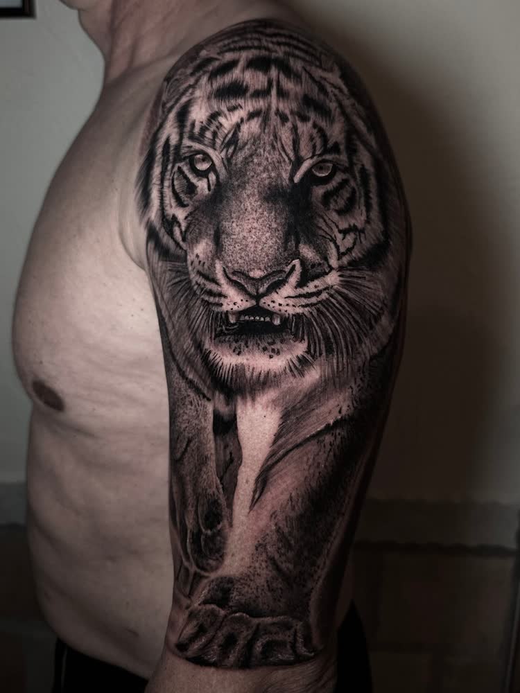 Tatuaje realismo negro y gris de Oliver, Iguana Tattoo Studio