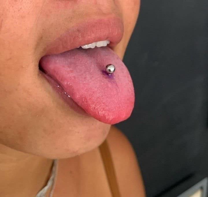 Piercing realizado con material hipoalergénico en Iguana Tattoo Studio
