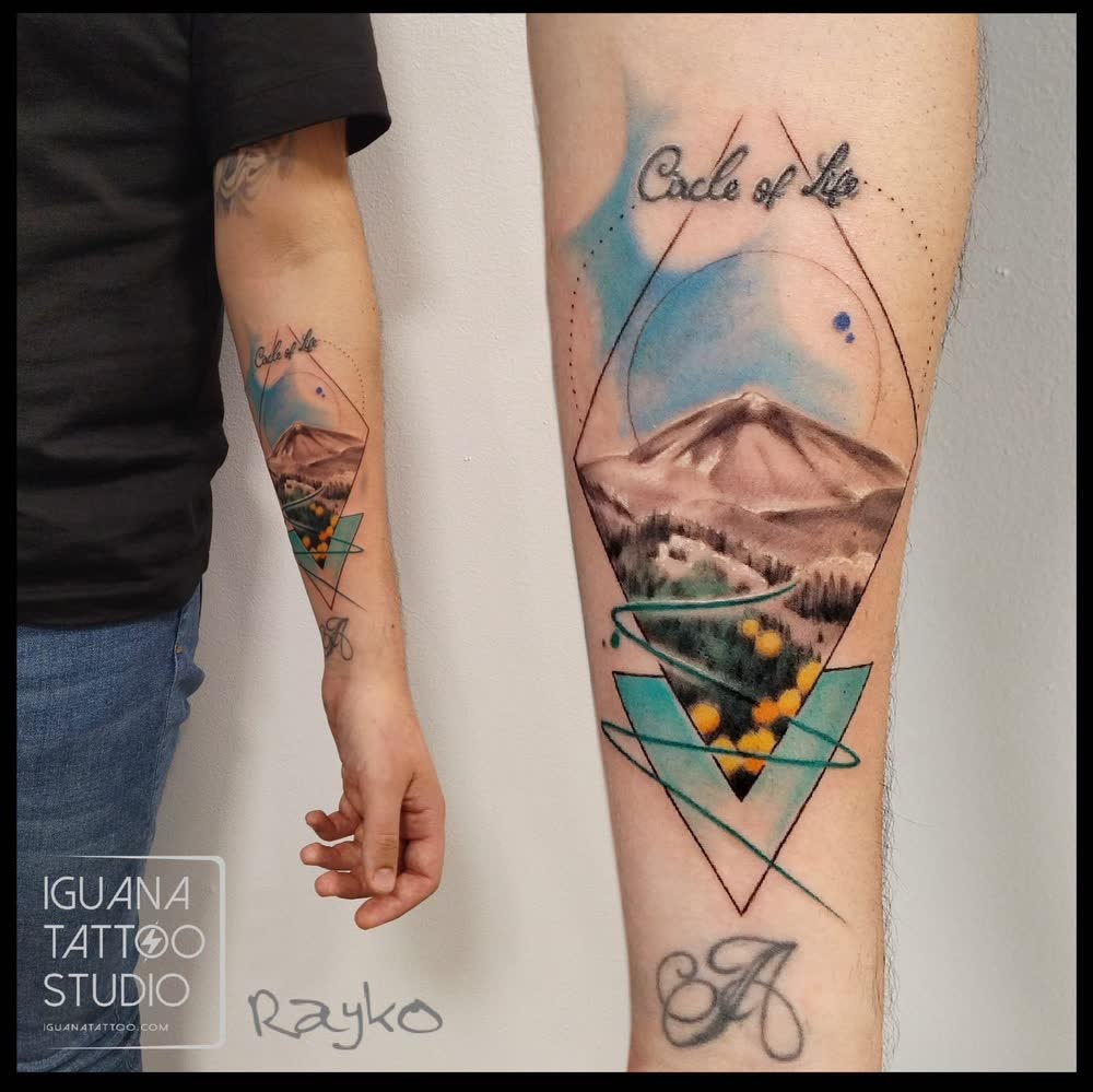 Tatuaje a color de gran detalle de Rayko